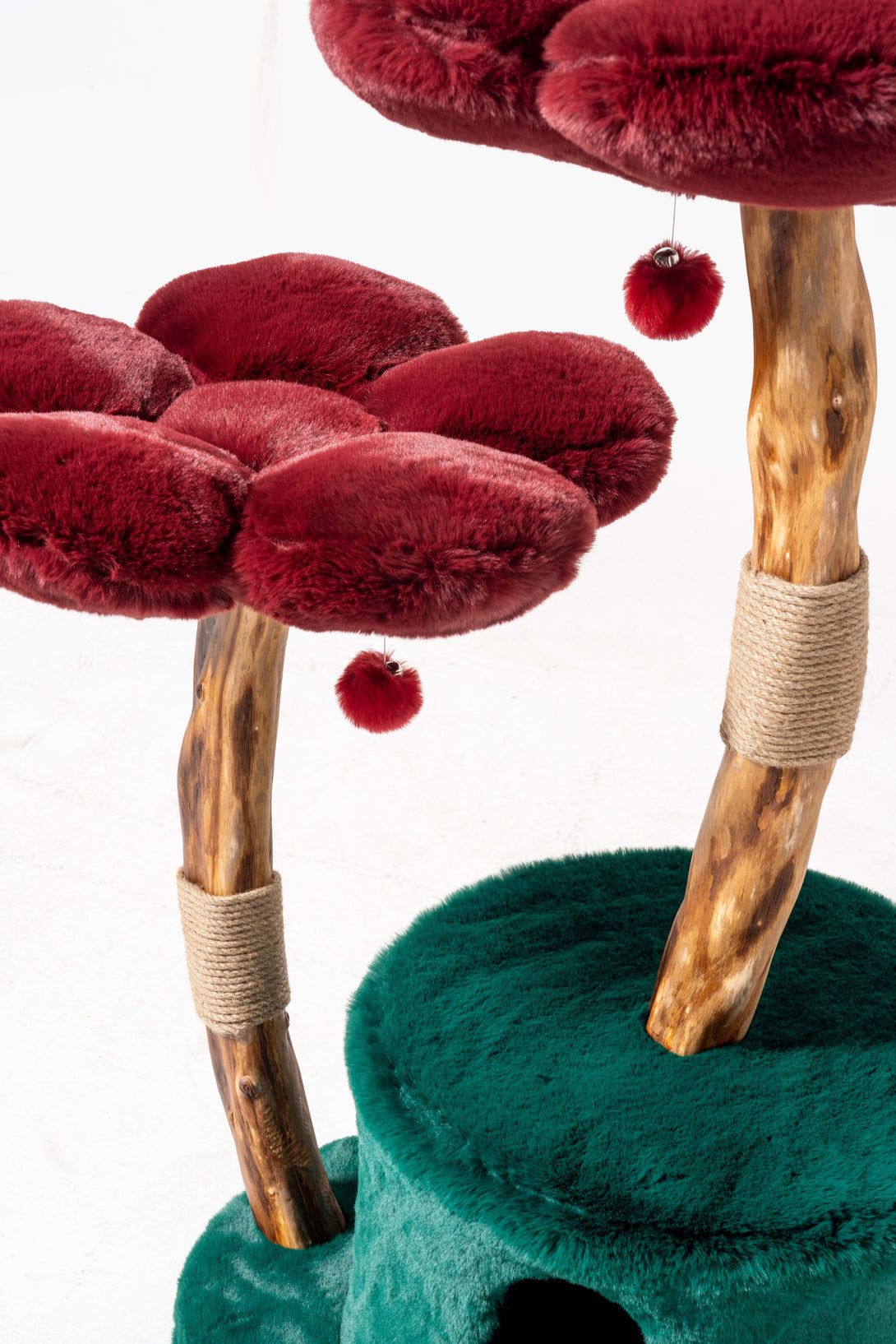 Integrated cat scratching posts on the MARUVIS luxury cat tree